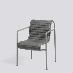Hay - Palissade Gewatteerd Kussen Voor Eetkamerstoel -Meubilair Verkoopwinkel Hay Palissade Dining Arm Chair anthrazit Quilted Cushion sky grey Stuhl grau Situation