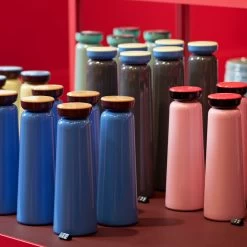 Hay - Sowden Bottle Geïsoleerde Fles -Meubilair Verkoopwinkel Hay Sowden Bottle Isolierflaschen Gruppe Situation