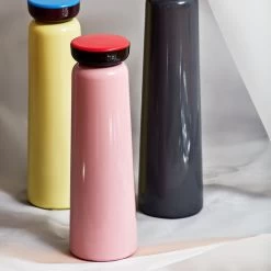 Hay - Sowden Bottle Geïsoleerde Fles -Meubilair Verkoopwinkel Hay Sowden Bottle Isolierflaschen rosa hellgelb grau Situation