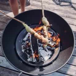 Höfats - Höfats - Bowl 57 Vuurschaal -Meubilair Verkoopwinkel Hoefats Bowl 57 Feuerschale mit Dreibein Situation 2