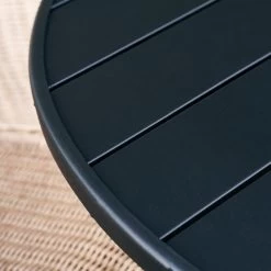 House Doctor - Helo Outdoor Tafel -Meubilair Verkoopwinkel House Doctor Helo Outdoor Tisch 120 cm schwarz Detail Ambiente 1