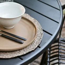 House Doctor - Helo Outdoor Tafel -Meubilair Verkoopwinkel House Doctor Helo Outdoor Tisch 120 cm schwarz Platzset Ambiente 1