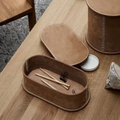 Kristina Dam Studio - Collector Eettafel Ø 120 X H 74 Cm, Geoliede Eik 14 Kristina Dam Studio - Collector Eettafel Ø 120 X H 74 Cm, Geoliede Eik -Meubilair Verkoopwinkel Kristina Dam Studio Collector Esstisch 120 x H 74 cm Eiche geoelt 400400421 Situation 6