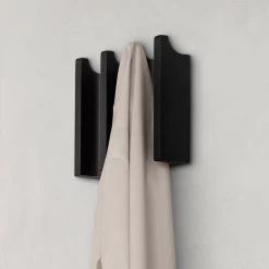 Kristina Dam Studio - Column Kapstokhaken -Meubilair Verkoopwinkel Kristina Dam Studio Column Garderobenhaken schwarz Ambiente 1