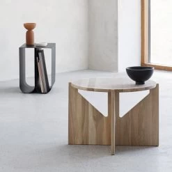 Kristina Dam Studio - Salontafel -Meubilair Verkoopwinkel Kristina Dam Studio Curved Beistelltisch schwarz Couchtisch Eiche Ambiente 1