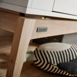 Luna Leander - Garderobe -Meubilair Verkoopwinkel Leander Luna Kleiderschrank Eiche weiss Detail Fuss Ambiente 2