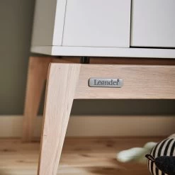 Luna Leander - Garderobe -Meubilair Verkoopwinkel Leander Luna Kleiderschrank Eiche weiss Detail Fuss Ambiente