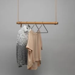 LindDNA - Swing Hangkast -Meubilair Verkoopwinkel LindDNA Swing Haengegarderobe Eiche natur Leder natur Hanger natur Situation