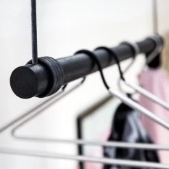 LindDNA - Swing Hangkast -Meubilair Verkoopwinkel LindDNA Swing Haengegarderobe Eiche schwarz Leder schwarz Hanger schwarz Detail