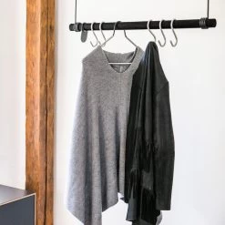 LindDNA - Swing Hangkast -Meubilair Verkoopwinkel LindDNA Swing Haengegarderobe Eiche schwarz Leder schwarz Hanger schwarz Hook Situation