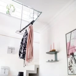 LindDNA - Swing Hangkast -Meubilair Verkoopwinkel LindDNA Swing Haengegarderobe Eiche schwarz Leder schwarz Magazin Halter weiss Situation