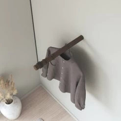 LindDNA - Wall Swing Wandkapstok 13 LindDNA - Wall Swing Wandkapstok -Meubilair Verkoopwinkel LindDNA Wall Swing Wandgarderobe Eiche gerauchert Leder schwarz Ambiente 2