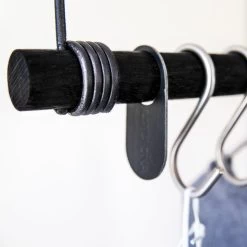 LindDNA - Swing Hangkast -Meubilair Verkoopwinkel LindDNA Wall Swing Wandgarderobe Eiche schwarz Leder schwarz Detail