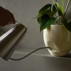 Audo - Hydrous Plantenpot -Meubilair Verkoopwinkel Menu Hydrous Pflanztopf 20 cm aschgrau Hydrous Giesskanne Situation