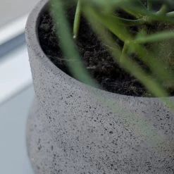 Mette Ditmer - Stone Bloempot Ø 17 Cm, Grijs 9 Mette Ditmer - Stone Bloempot Ø 17 Cm, Grijs -Meubilair Verkoopwinkel Mette Ditmer Stone Blumentopf 17 cm grau Detail