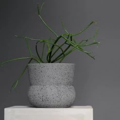 Mette Ditmer - Stone Bloempot Ø 17 Cm, Grijs 7 Mette Ditmer - Stone Bloempot Ø 17 Cm, Grijs -Meubilair Verkoopwinkel Mette Ditmer Stone Blumentopf 17 cm grau Situation 1