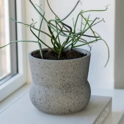 Mette Ditmer - Stone Bloempot Ø 17 Cm, Grijs 8 Mette Ditmer - Stone Bloempot Ø 17 Cm, Grijs -Meubilair Verkoopwinkel Mette Ditmer Stone Blumentopf 17 cm grau Situation 2