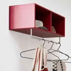 Montana - Garderobe -Meubilair Verkoopwinkel Montana Coat Garderobe rot Nahaufnahme Ambiente