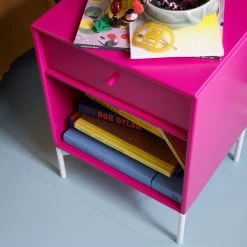 Montana - Droom Nachtkastje 9 Montana - Droom Nachtkastje -Meubilair Verkoopwinkel Montana Dream Nachttisch mit Schubladen Schlafzimmer pink detail Ambiente