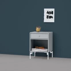 Montana - Droom Nachtkastje 10 Montana - Droom Nachtkastje -Meubilair Verkoopwinkel Montana Dream Nachttisch mit Schubladen vor einer Wand beige Ambiente