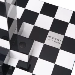 Moooi - Chess Table 9 Moooi - Chess Table -Meubilair Verkoopwinkel Moooi chesstable Beistelltisch Schachmuster unterseite Logo freisteller