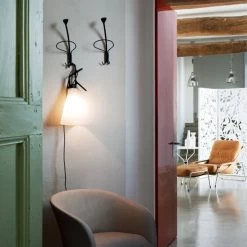 Zanotta - Museo Hoedenrek, Zwart 5 Zanotta - Museo Hoedenrek, Zwart -Meubilair Verkoopwinkel Museo Wandgarderobe schwarz Ambiente