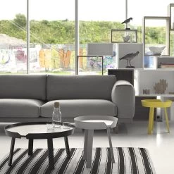 Muuto - Around Salontafel 22 Muuto - Around Salontafel -Meubilair Verkoopwinkel Muuto Around Couchtisch Rest Sofa glasskaraffe Stacked regal grau Ambiente