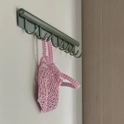 Muuto - Coil Wandkapstok -Meubilair Verkoopwinkel Muuto Coil Wandgarderobe 100 cm dunkelgruen Situation