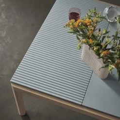 Muuto - Couple Salontafel -Meubilair Verkoopwinkel Muuto Couple Couchtisch 80 x 84 x 40 cm 1 Plain 1 Wavy Pale Blue Oak Situation