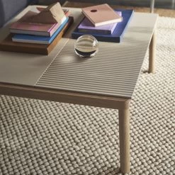 Muuto - Couple Salontafel -Meubilair Verkoopwinkel Muuto Couple Couchtisch 80 x 84 x 40 cm 1 Plain 1 Wavy Sand Oak Situation 2