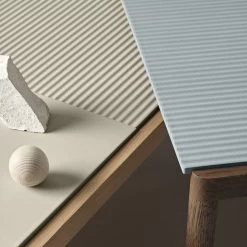 Muuto - Couple Salontafel -Meubilair Verkoopwinkel Muuto Couple Couchtisch Wavy Sand Oak Detail Ambiente 3