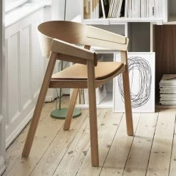 Muuto - Cover Fauteuil (gestoffeerd) -Meubilair Verkoopwinkel Muuto Cover Armchair Eiche cognac Situation