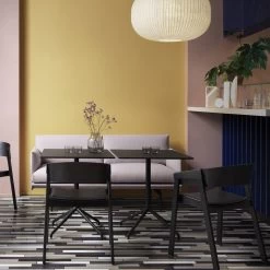 Muuto - Cover Fauteuil (gestoffeerd) -Meubilair Verkoopwinkel Muuto Cover Chair schwarz schwarz Situation