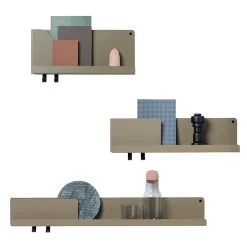 Muuto - Folded Shelve, Small -Meubilair Verkoopwinkel Muuto Folded Shelve drei groessen olive gruen mit Dekoration frei