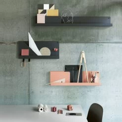 Muuto - Folded Shelve, Small -Meubilair Verkoopwinkel Muuto Folded Shelve drei groessen versch farben mit Dekoration Ambiente