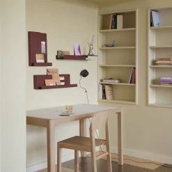 Muuto - Folded Shelve, Small -Meubilair Verkoopwinkel Muuto Folded Shelves Platform deep red Workspace