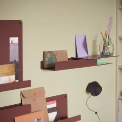 Muuto - Folded Shelve, Medium -Meubilair Verkoopwinkel Muuto Folded Shelves Platform deep red Workspace Silent Vase Ambiente 1