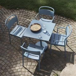 Muuto - Linear Steel Armchair -Meubilair Verkoopwinkel Muuto Linear Stahl Armchair Outdoor hellblau Situation 1