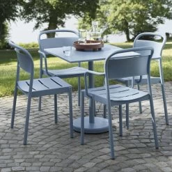 Muuto - Linear Steel Armchair -Meubilair Verkoopwinkel Muuto Linear Steel Side Chair und Armchair Outdoor hellblau Situation