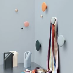 Muuto - Muurhaak "De Stippen" Keramiek 9 Muuto - Muurhaak "De Stippen" Keramiek -Meubilair Verkoopwinkel Muuto Wandhaken The Dots Tub Krug Situation