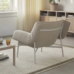Muuto - Couple Salontafel -Meubilair Verkoopwinkel Muuto Wrap Lounge Sessel Rueckansicht Coupla Coffeetable Ambiente 4
