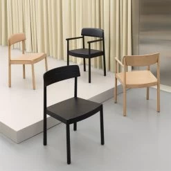 Normann Copenhagen - Timb Fauteuil -Meubilair Verkoopwinkel Normann Copenhagen Timb Armlehnstuhl und Timb Stuhl Situation