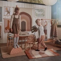 OYOY - Rainbow Balance Krukje, Kurk -Meubilair Verkoopwinkel OYOY Kinderposter mit Tieren Ambiente 1