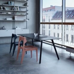 OUT Objekte Unserer Tage - Schulz Stoel -Meubilair Verkoopwinkel Objekte unserer Tage Meyer Tisch Ambiente 1t