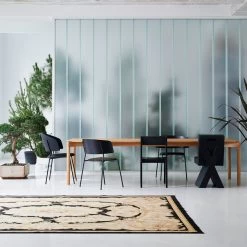 OUT Objekte Unserer Tage - Wagner Dining Chair 12 OUT Objekte Unserer Tage - Wagner Dining Chair -Meubilair Verkoopwinkel Objekte unserer Tage Wagner Dining Chair schwarz anthrazit Ambiente 2