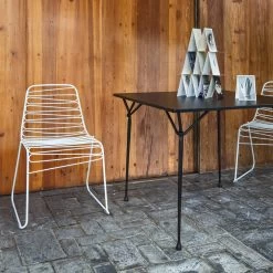 Magis - Officina Eettafel 200cm, Zwart / Essenhout 10 Magis - Officina Eettafel 200cm, Zwart / Essenhout -Meubilair Verkoopwinkel Officina Tisch schwarz schwarz Ambiente Detail 4