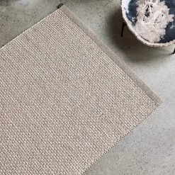 Pappelina - Effi Tapijt (70 Cm) 5 Pappelina - Effi Tapijt (70 Cm) -Meubilair Verkoopwinkel Pappelina Effi Teppich mud Detail 1