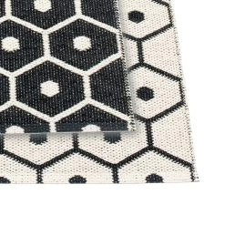 Pappelina - Honey Omkeerbaar Vloerkleed (70 Cm) -Meubilair Verkoopwinkel Pappelina Honey Teppich Detail black vanilla frei