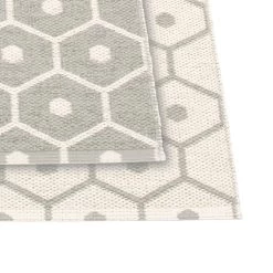 Pappelina - Honey Omkeerbaar Vloerkleed (70 Cm) -Meubilair Verkoopwinkel Pappelina Honey Teppich detail warmgrey vanilla frei
