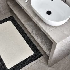 Pappelina - Ilda Omkeerbaar Vloerkleed (70 Cm) 15 Pappelina - Ilda Omkeerbaar Vloerkleed (70 Cm) -Meubilair Verkoopwinkel Pappelina Ilda Wendeteppich 70 x 120 cm black vanilla Situation